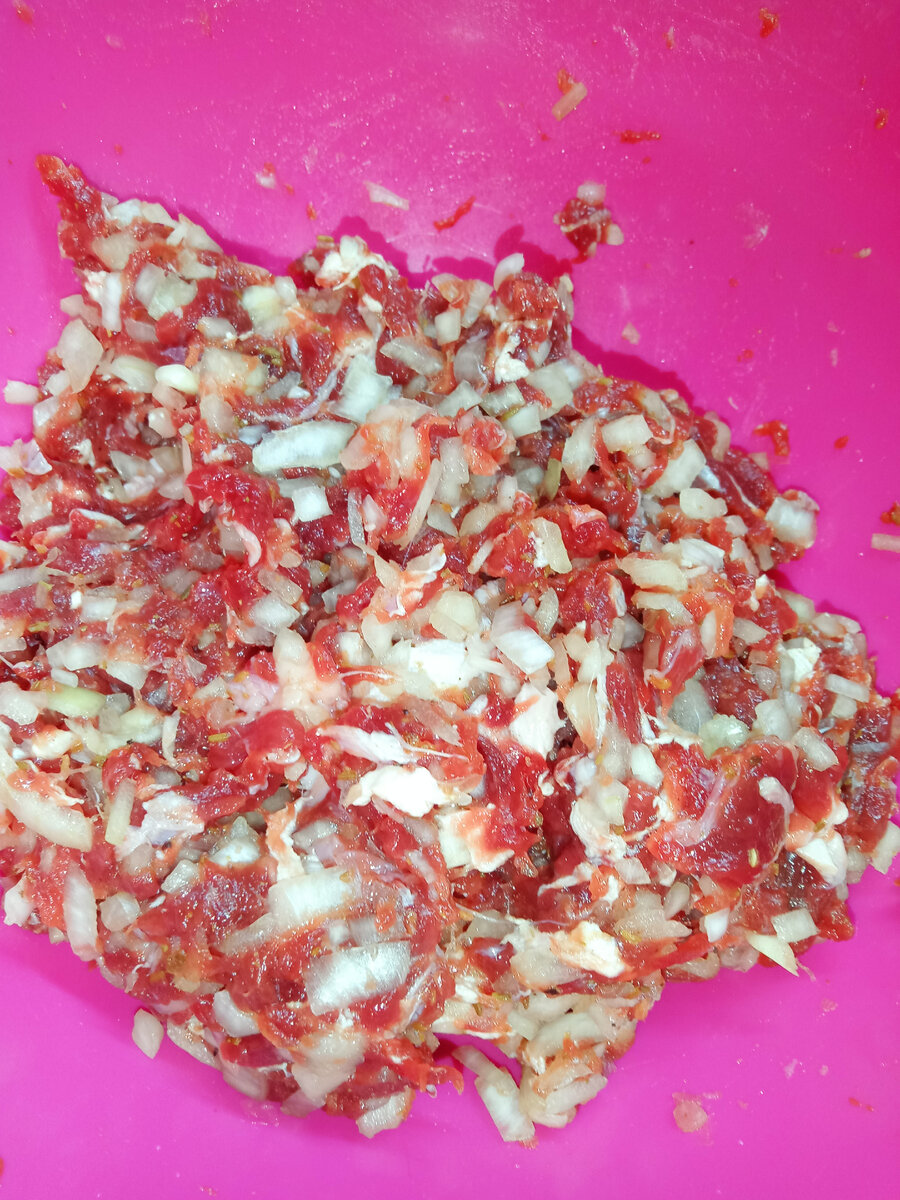 Рубленое мясо с луком и чесноком