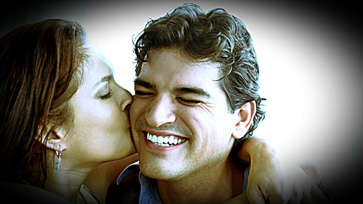 почему женщина целует мужчину