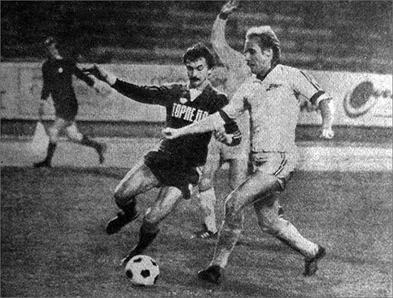«Торпедо» - «Зенит» (Ленинград) – 0:1. Торпедовец Виктор Круглов и зенитовец Сергей Кузнецов (в белом).