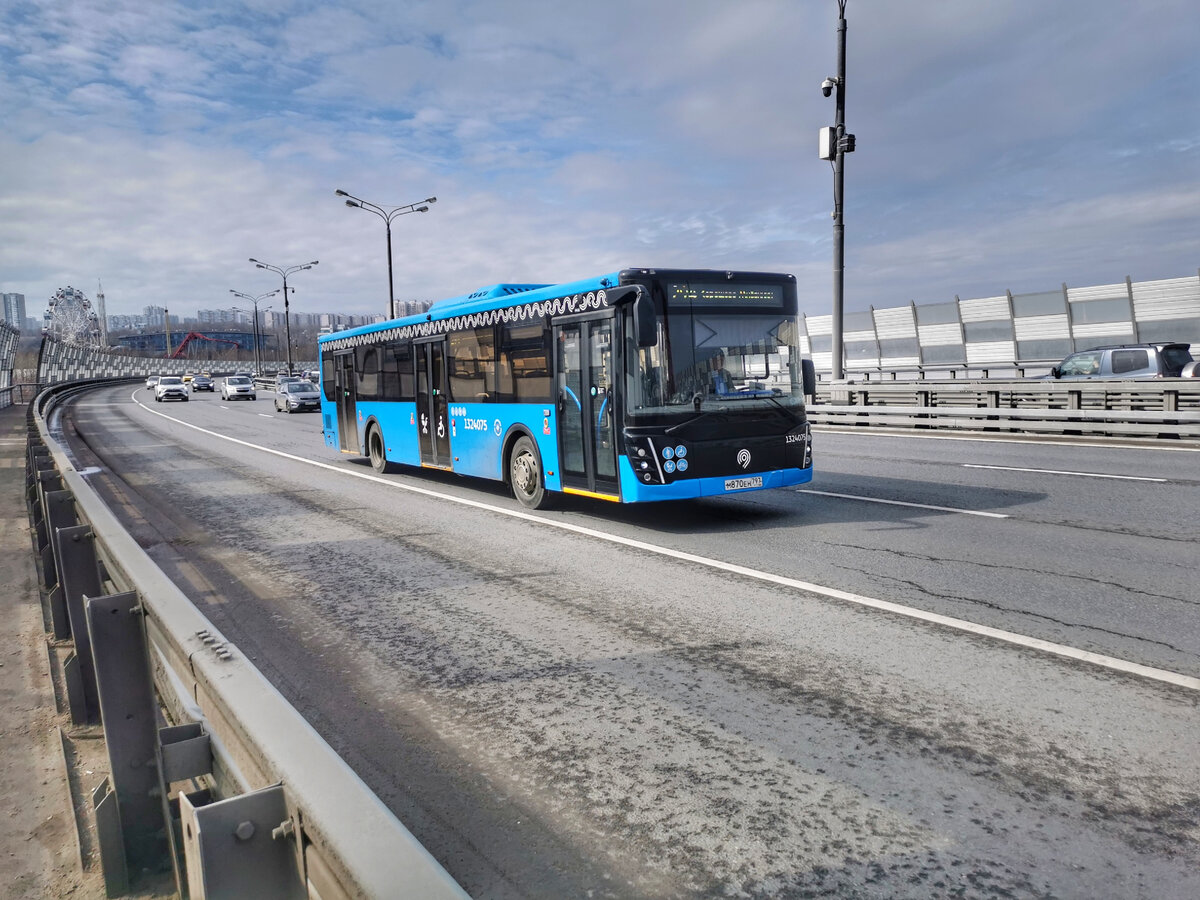 Автобус 1324075 ЛиАЗ-5292 выезжает на маршрут № 294. Проспект Маршала Жукова, Живописный мост.