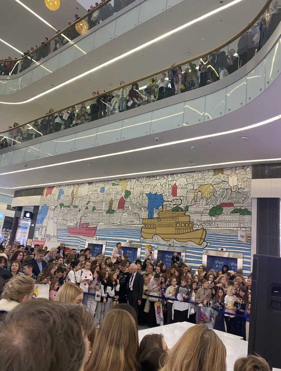 Партер. Бельэтаж тоже занят весь 😅