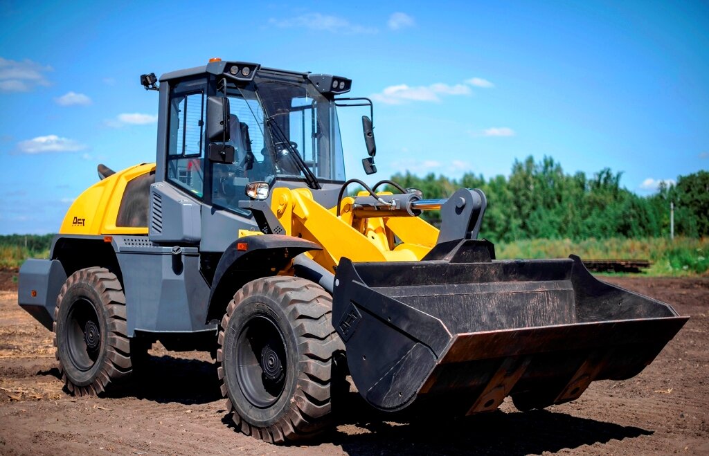 А это его "старший брат" - погрузчик П-430 для строительных работ