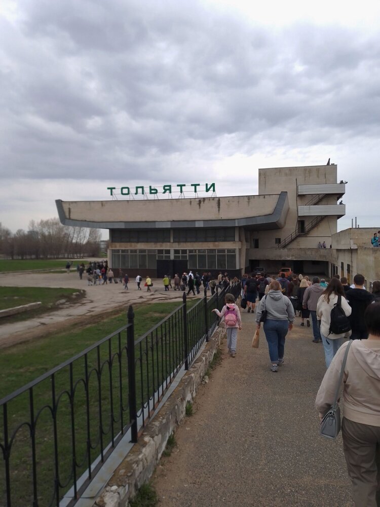 Пришлось обходить здание вокзала, чтобы попасть сначала на выставку внутри здания, а за тем у платформы на выставку техники.