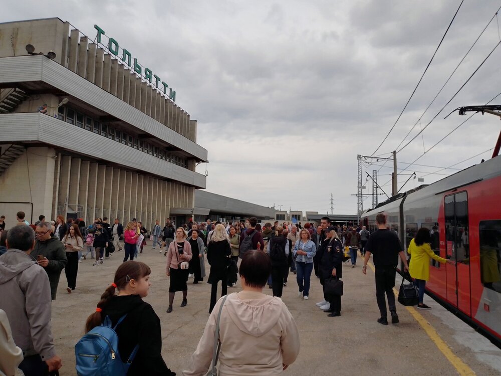 С платформы, у которой остановилась "Ласточка" нельзя было попасть на выставку.