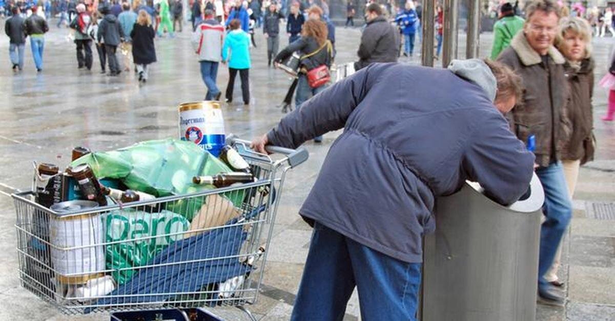 Сами немцы сообщают, что каждый шестой пенсионер у них питается со свалки