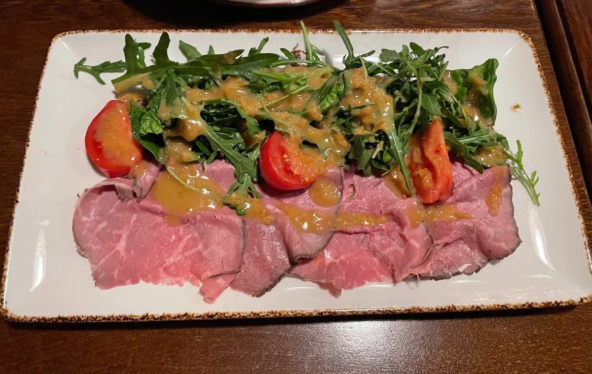 Салат с ростбифом, томатами и очень вкусным соусом