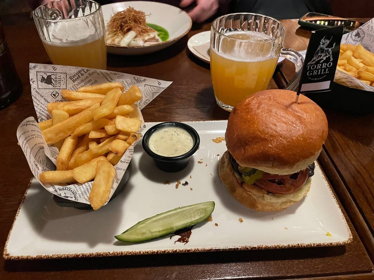 Чизбургер с картофелем фри, соусом "Голубой сыр" и малосольным огурцом (чувствую в этом отсылку)