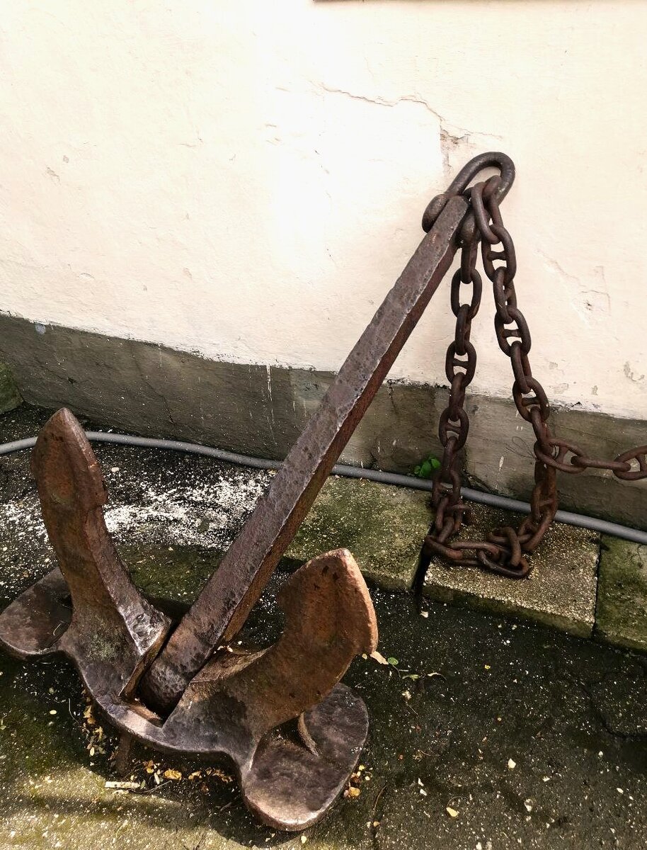 Якорь возле Музея Александра Грина