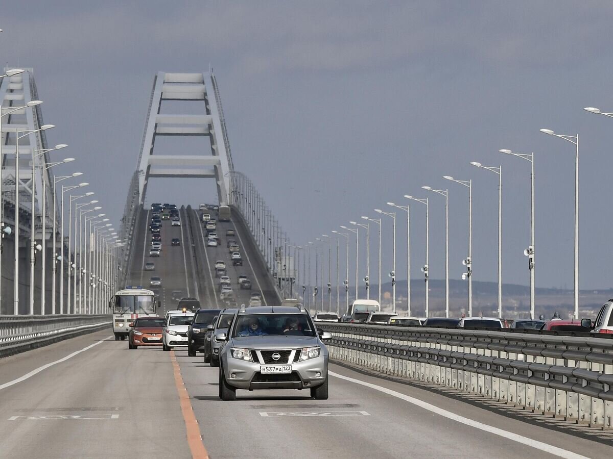    Автомобили на Крымском мосту© РИА Новости / Константин Михальчевский