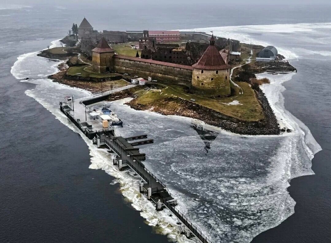 Возле тюремных камер крепости висят информационные стенды, на которых можно прочитать биографии бывших заключённых. Фото: ГМИ СПб Крепость «Орешек» / Яндекс Карты