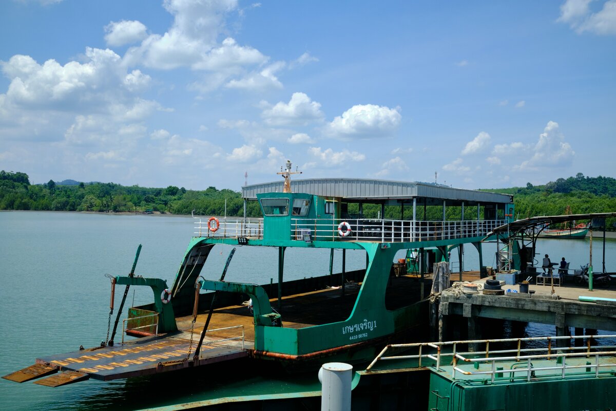 Так выглядят паромы, которые отходят с пирса Koh Chang Ferry Pier. На них туристы переправляются на остров Ко Чанг