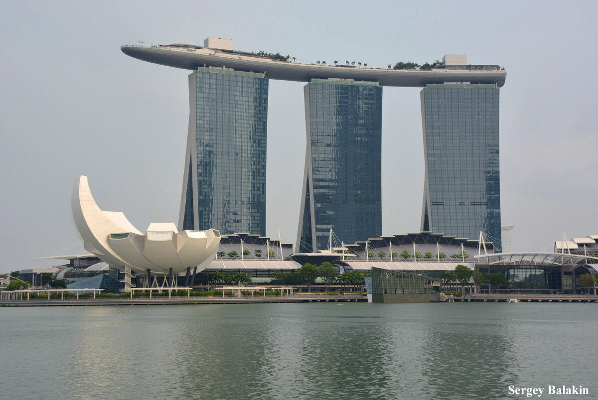 Один из символов Сингапура – отель Marina Bay Sands с бассейном и садом на крыше. Здесь и далее – все фото автора