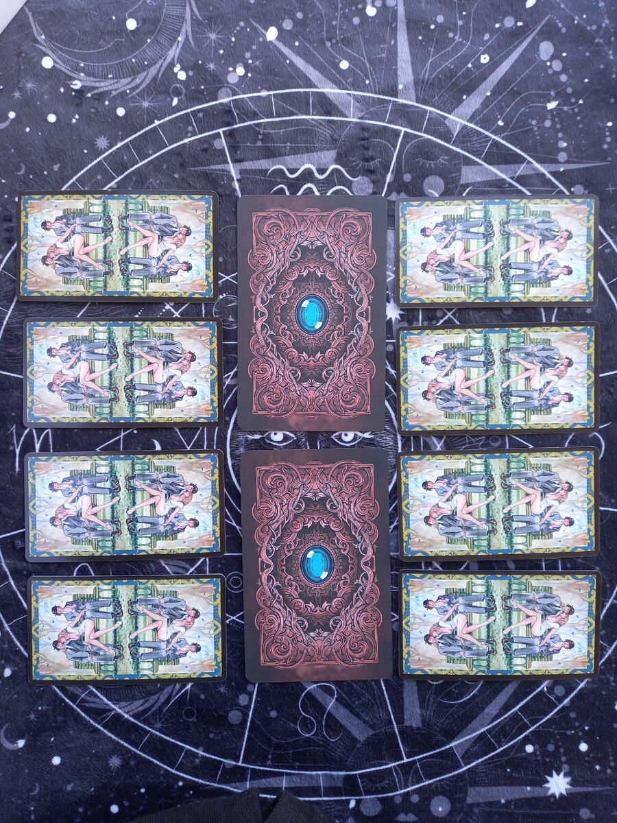 Два аркана в центре: его общее впечатление о вас и какая вы настоящая. Справа сферы жизни: здоровье, личная жизнь, социум, работа. Слева: деньги, хобби, яркость жизни, духовное развитие.