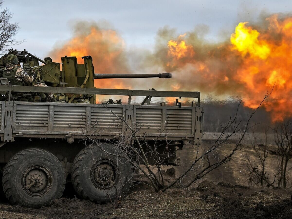    Военнослужащие расчета зенитной установки С-60 ЦВО работают по позициям ВСУ© РИА Новости / Станислав Красильников