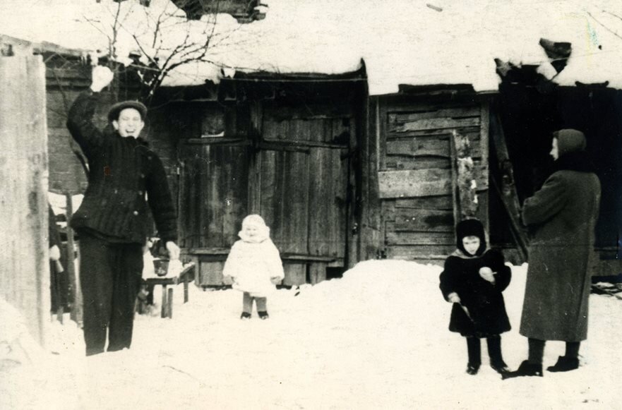 Зима 1961 года. Прогулка у сараев на Даниловке. В белой шубке - я. 