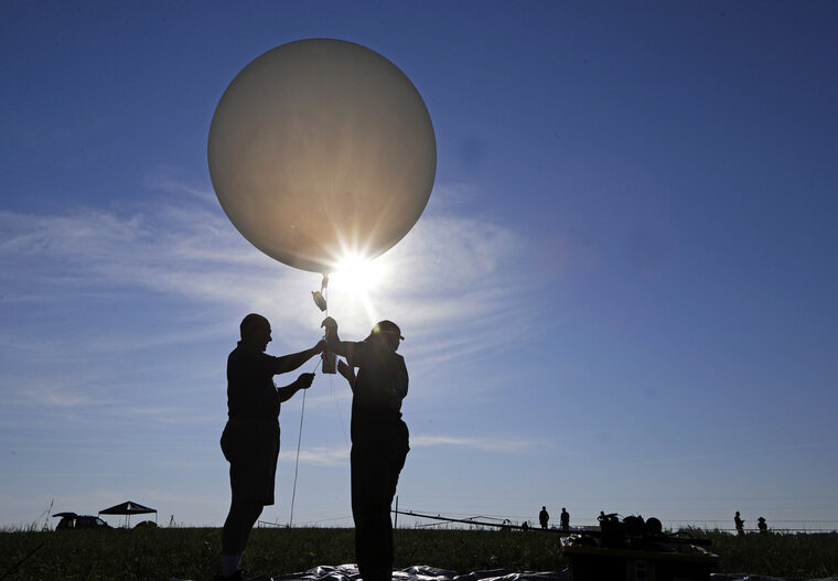 ВСУ адаптирую метеозонды для сброса боеприпасов. Фото: Mark Humphrey/AP/TASS