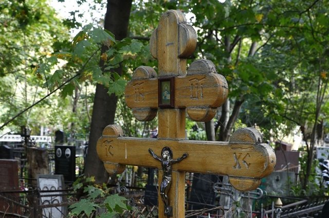    Что делать с временным крестом после установки памятника?