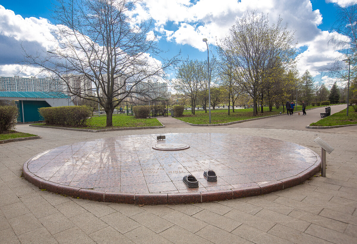 Жанровая скульптура "Студенческие приметы". Москва, Парк 850-летия Москвы. Фото автора статьи  