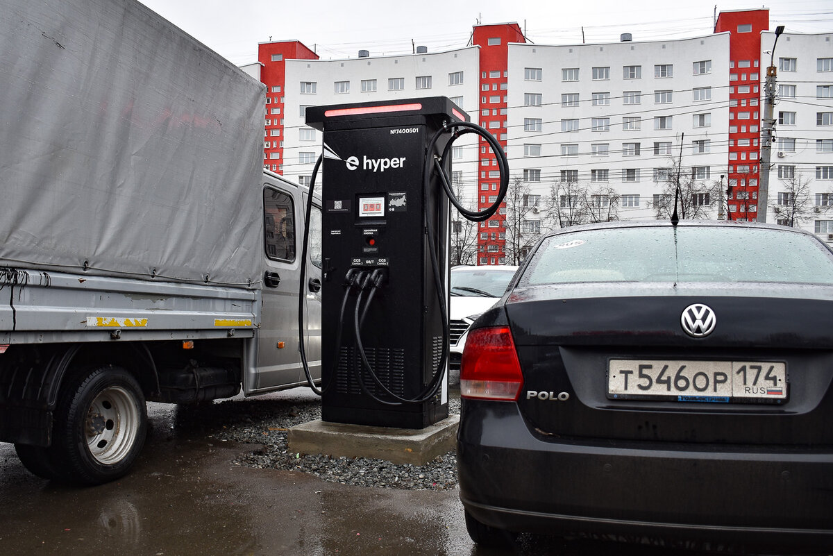 Зарядка Hyper в центре парковки перед небольшим ТРК. Знаков нет, так что автомобилисты, по сути, ничего и не нарушают