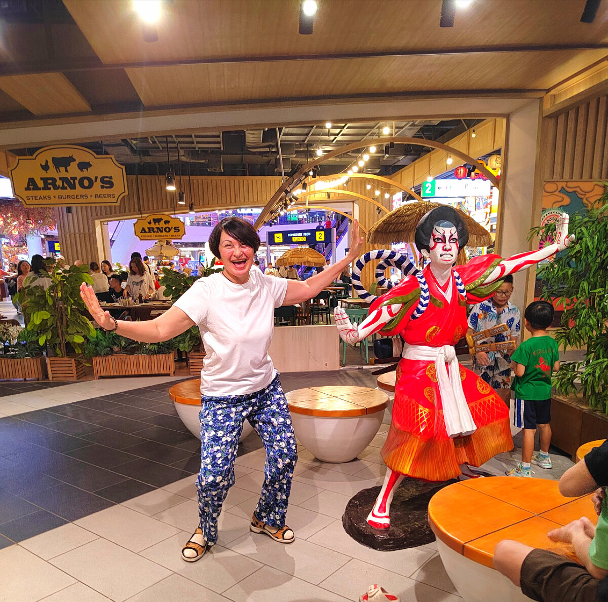 Возле инсталляции в магазине Паттайи "Роял Гарден Плаза" 