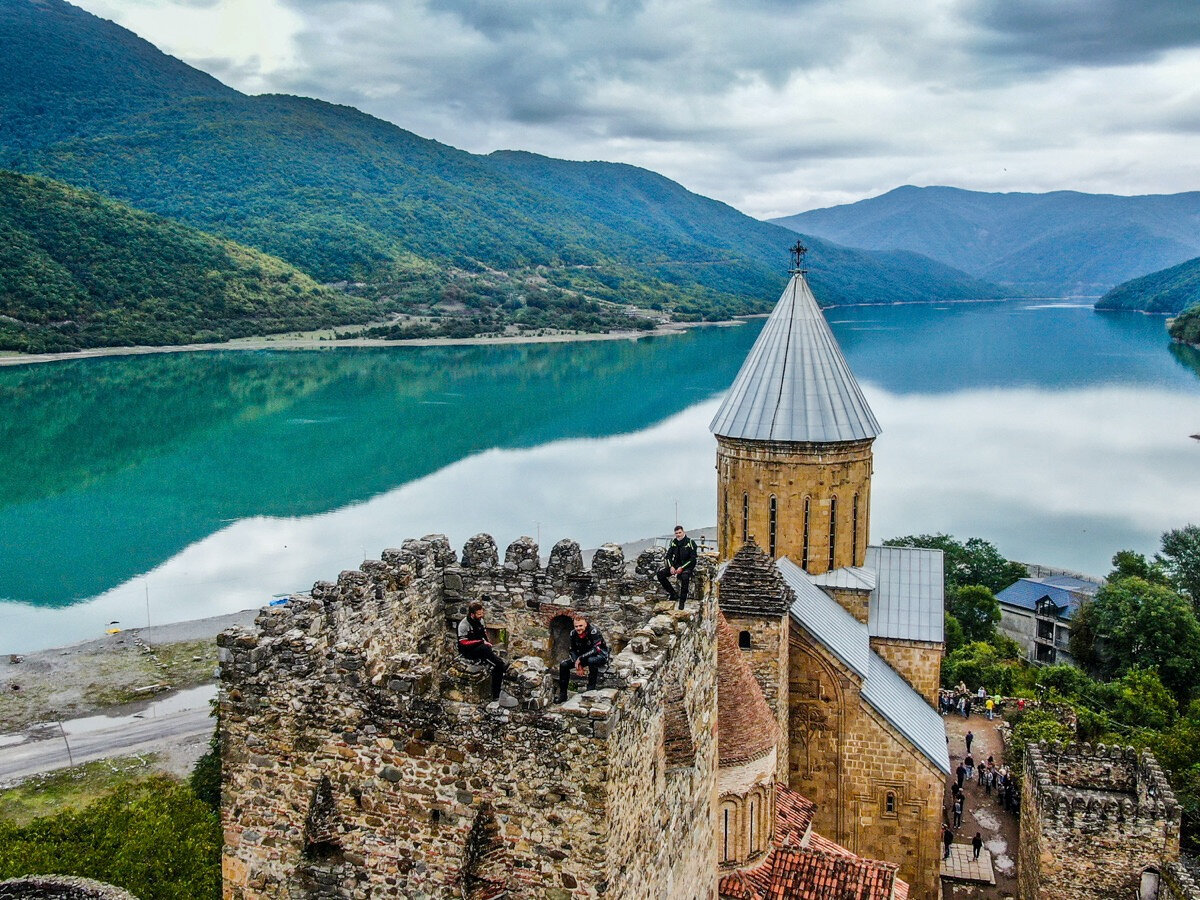 С башен крепости открывается панорамный вид на окрестности, поэтому не упустите возможность подняться наверх и сделать пару кадров на фоне гор и безмятежной воды.