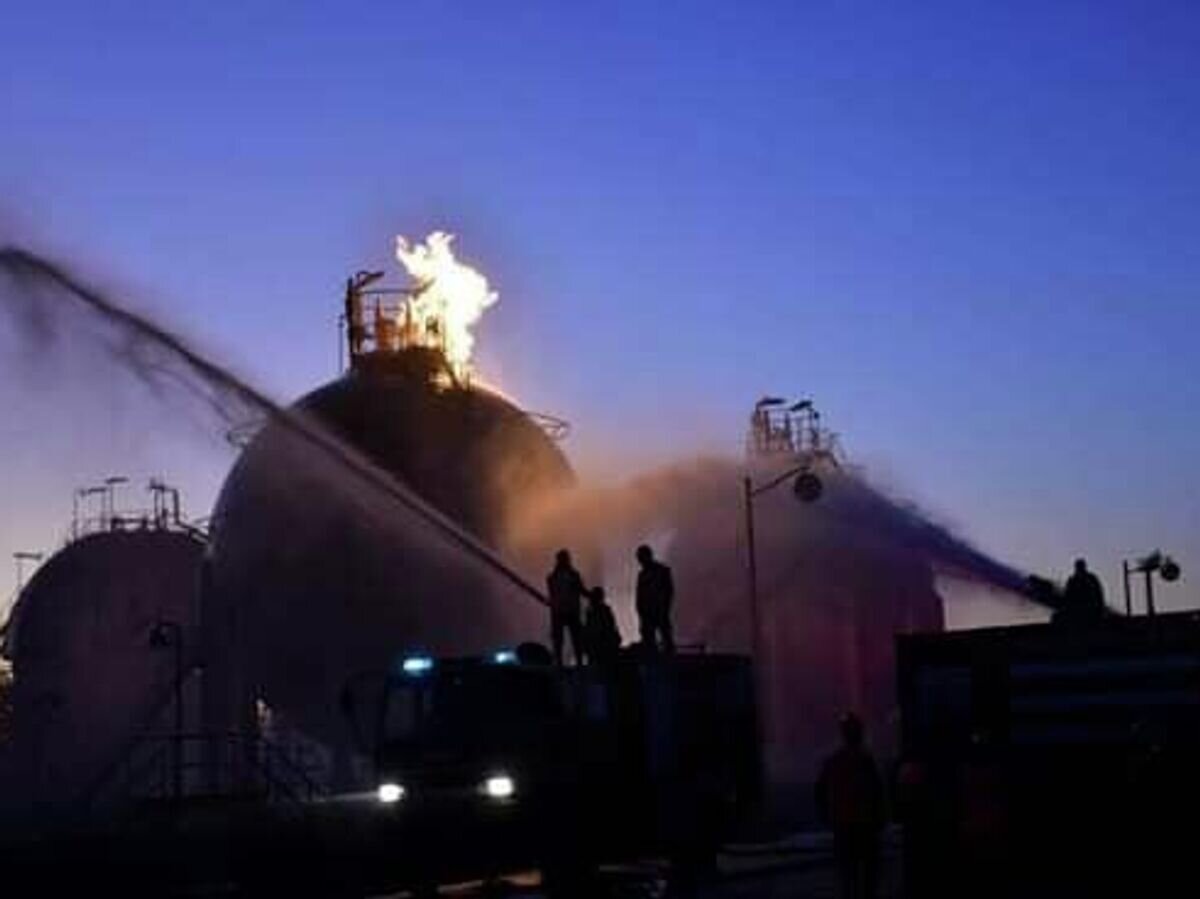    Пожарные во время ликвидации последствий теракта на одном из объектов нефтегазового комплекса в центральной части Сирии© Фото : Ministry of Oil and Mineral Resources