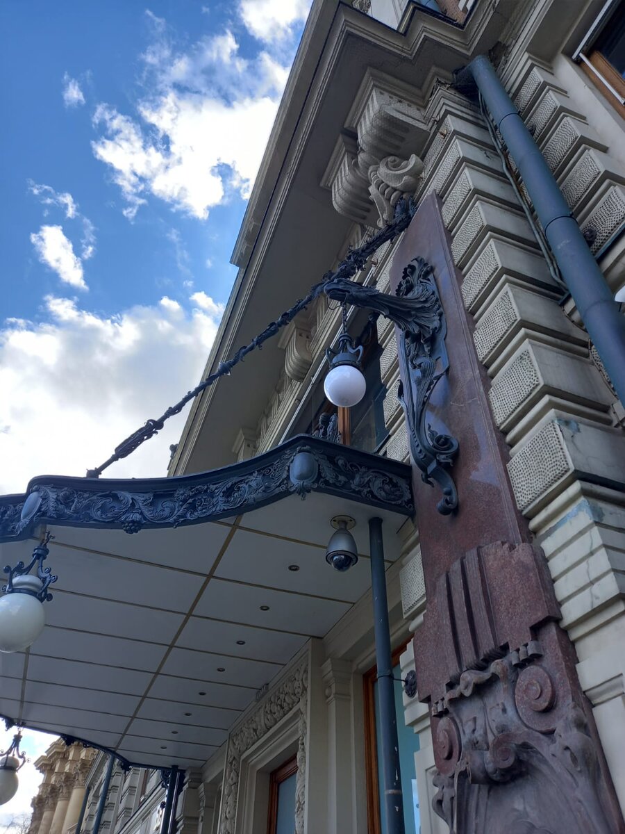 Парадный подъезд. Фото автора.