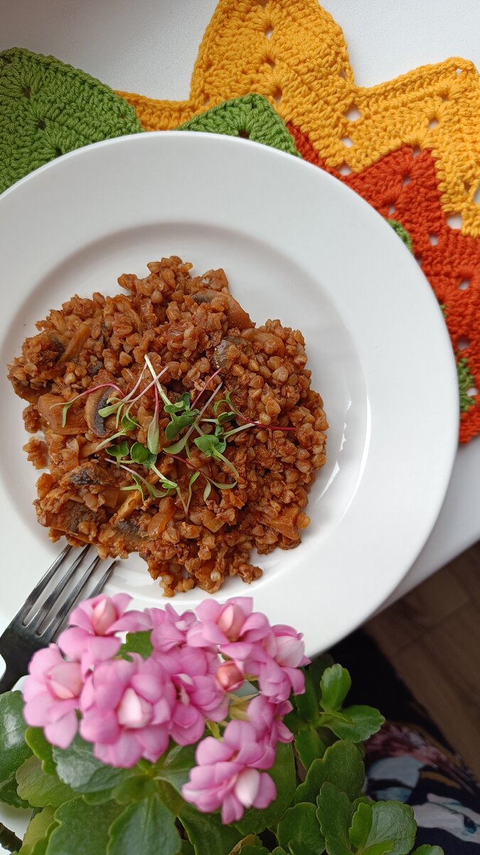 Ароматная гречка с насыщенным вкусом, украшенная микрозеленью мангольда и редиса