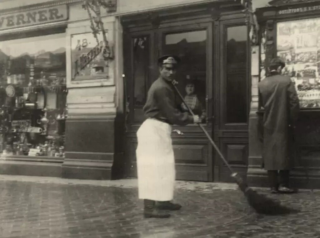 Дворник, подметающий мостовую. Фото начала ХХв