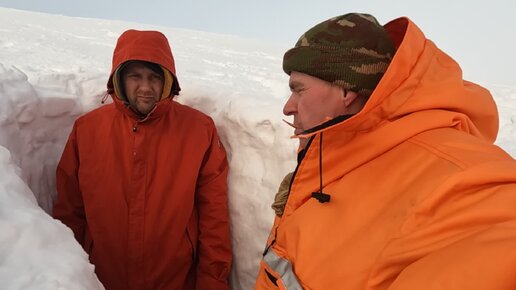 На месте Палатки Дятловцев Стасом Евдокимовым выкопана глубокая траншея в снегу. Проверка снежного покрова дала неожиданный результат!