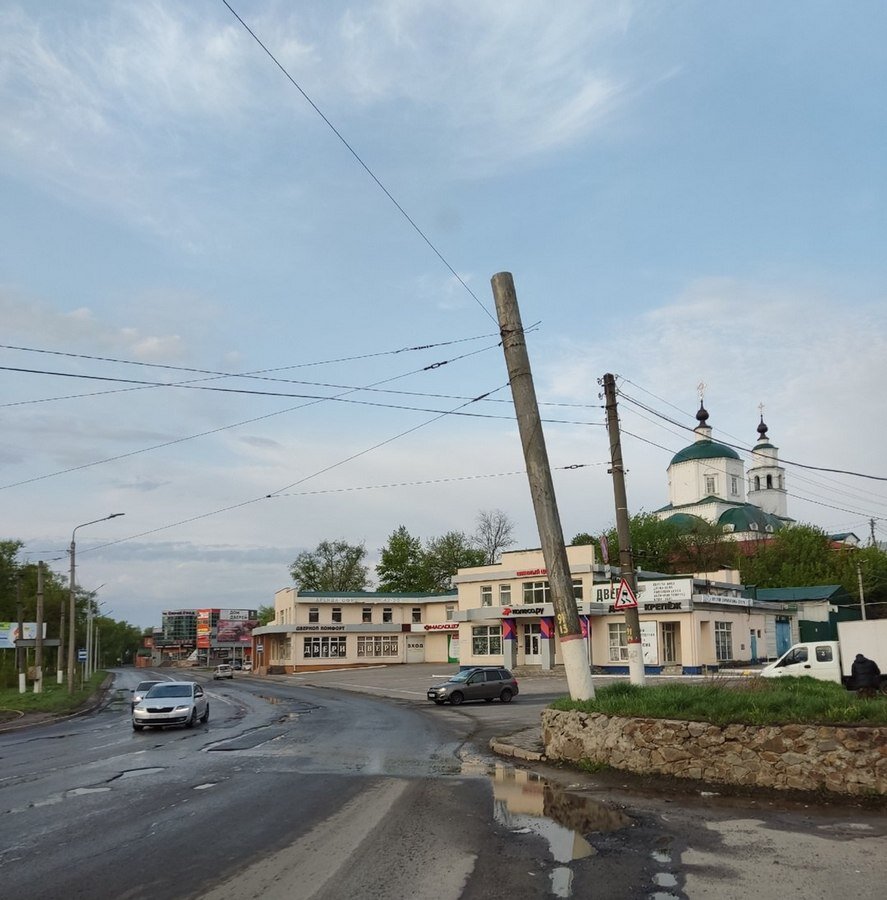 В центре Курска обратили внимание на опасный столб | Друг для друга Курск |  Дзен