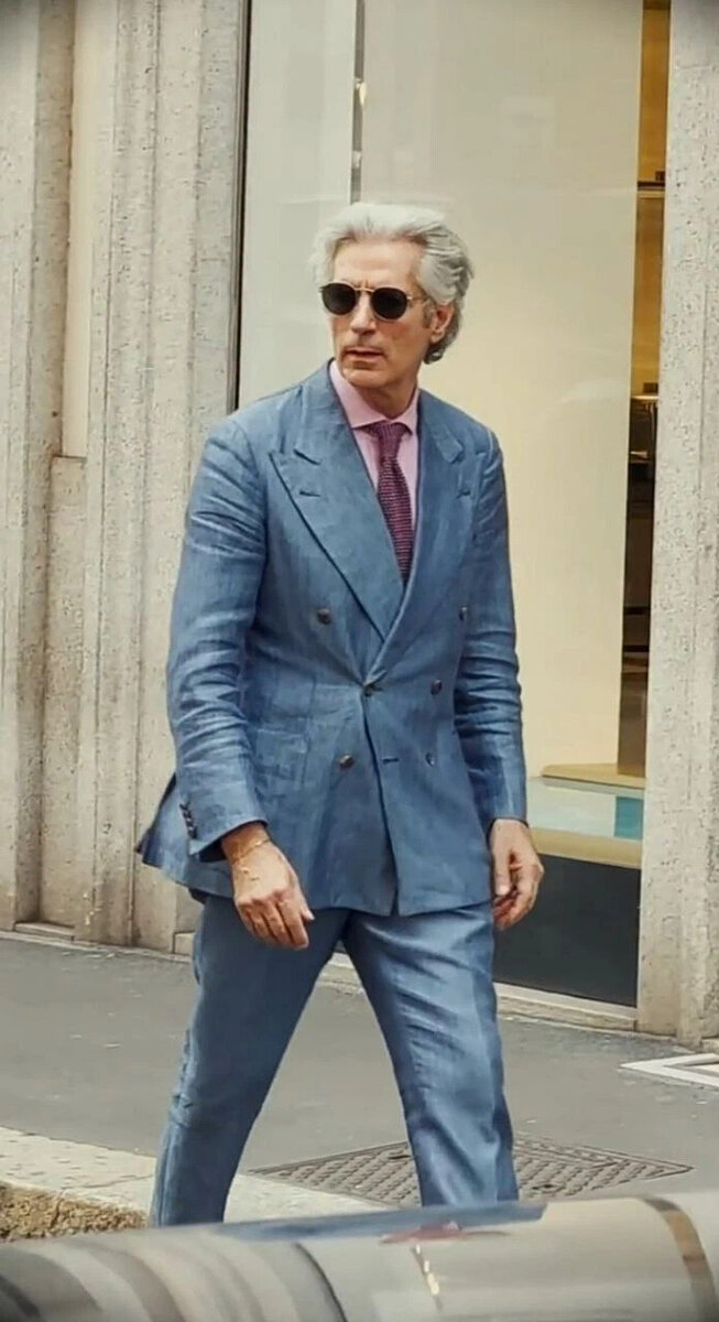 Итальянский мужчина на улице Милана. Фото: Дженнаро Саннино