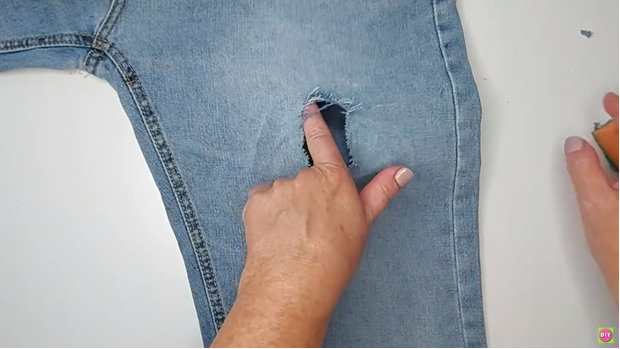 Наклеила на дырку полоски из скотча: как, оказывается, просто стильно состарить не старые джинсы