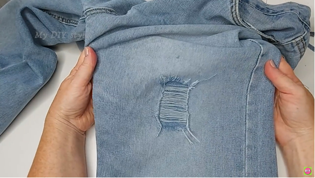 Наклеила на дырку полоски из скотча: как, оказывается, просто стильно состарить не старые джинсы