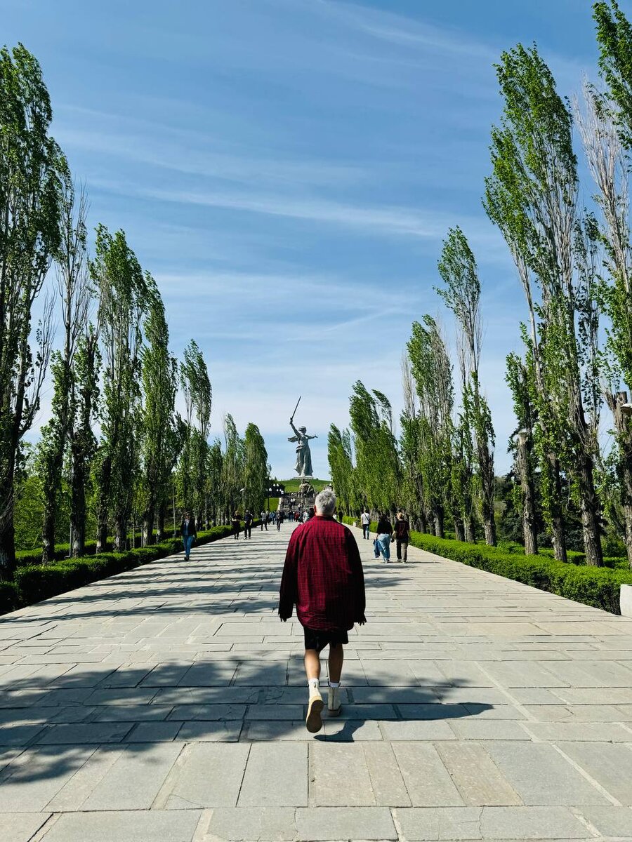 Видели на Спартановке с цветами: что делал стилист Рогов в Волгограде ...