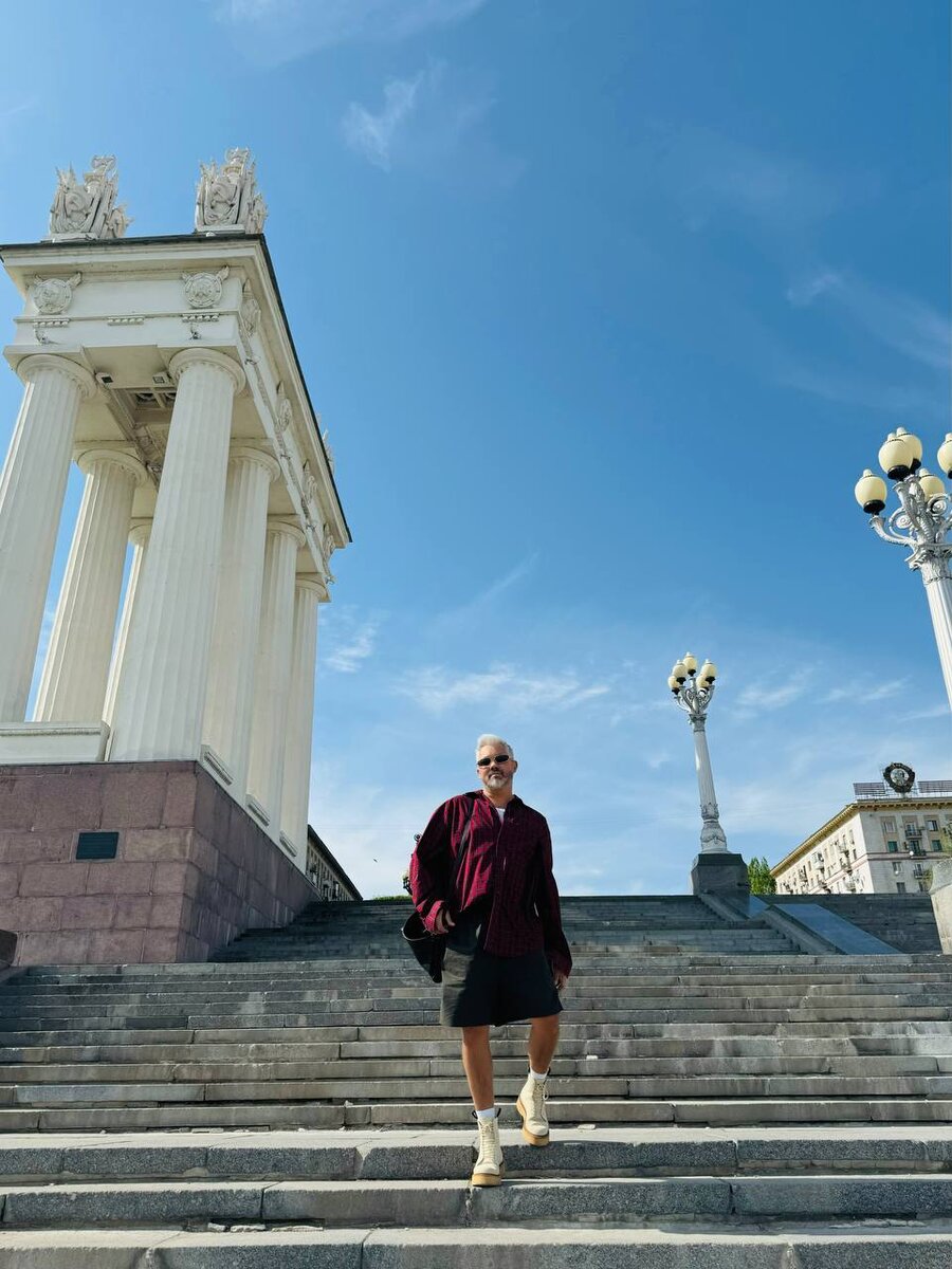 Видели на Спартановке с цветами: что делал стилист Рогов в Волгограде ...