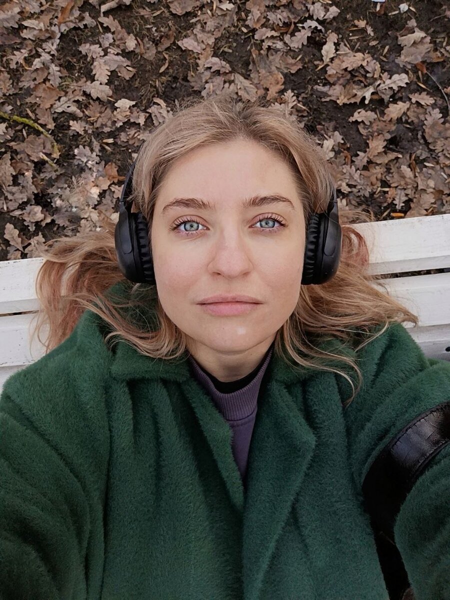 Весна, а как будто осень. Отдыхаю на скамейке в парке.