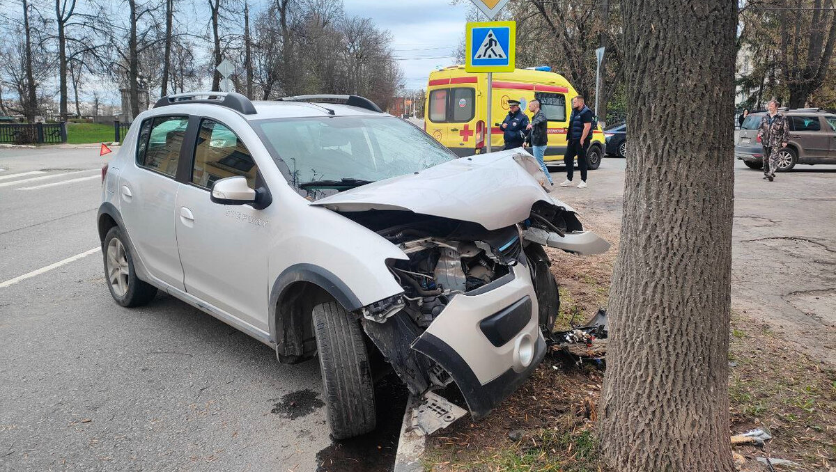 В Твери иномарка врезалась в дерево, пострадал 55-летний водитель | ТИА |  Новости Твери и Тверской области | Дзен