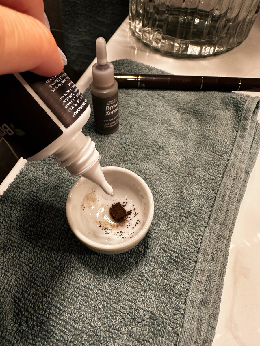 Brow Xenna в оттенке «холодный кофе» — хна, которой я сейчас привожу в порядок свои брови.