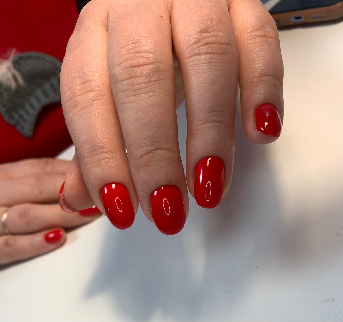 Сегодня хотелось бы поговорить с вами о настоящей классике - красном цвете ногтей 💅🏻❤️

Красные ногти - это не только символ страсти и сексуальности, но и дело стиля! Когда вы видите женщину с красными ногтями, вы сразу понимаете, что перед вами уверенная в себе особа, знающая толк в моде и следящая за трендами.

Этот яркий и насыщенный оттенок способен добавить вам уверенности в любой ситуации. Будь то деловая встреча, свидание или дружеская вечеринка - красные ногти всегда будут вашим надежным союзником. А ещё они отлично контрастируют с разными оттенками кожи, подчеркивая вашу индивидуальность и красоту.