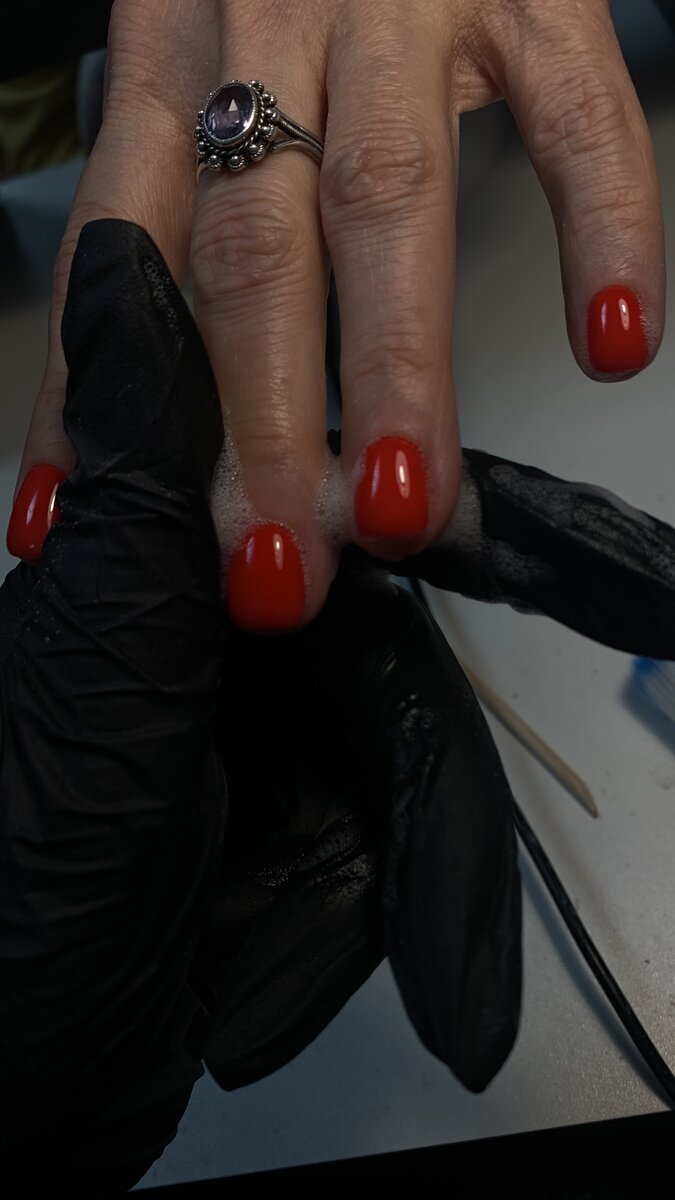Но помимо стильного вида, красные ногти имеют и свои практические преимущества. Часто слышала мнение, что краски для ногтей быстро выцветают или сколачиваются. Однако, благодаря высокому качеству многих лаков, такие проблемы стали вещью прошлого. Современные красные лаки сохраняют свою яркость и насыщенность долгое время, радуя вас своим безупречным видом.

И, конечно же, не забывайте о правильном уходе за красными ногтями. Массажные масла и специальные питательные средства помогут сохранить красоту вашей кожи и ногтей, а также укрепят их структуру. Не забывайте про регулярное обновление лака и коррекцию формы ногтей. Ведь только в здоровье и ухоженности красные ногти будут смотреться по-настоящему великолепно!

А как насчет вас, дорогие девушки? Любите ли вы красный цвет на своих ногтях? Делитесь своим опытом и фото в комментариях! 📷✨

Помните, что независимо от того, какой цвет вы выберете для своих ногтей, самое главное - это ваше самочувствие и уверенность в своей красоте! Будьте яркими и неповторимыми каждый день, а красные ногти всегда будут подчеркивать вашу прекрасную индивидуальность. И не забывайте улыбаться - именно это делает вас по-настоящему неотразимыми! 😊💋
