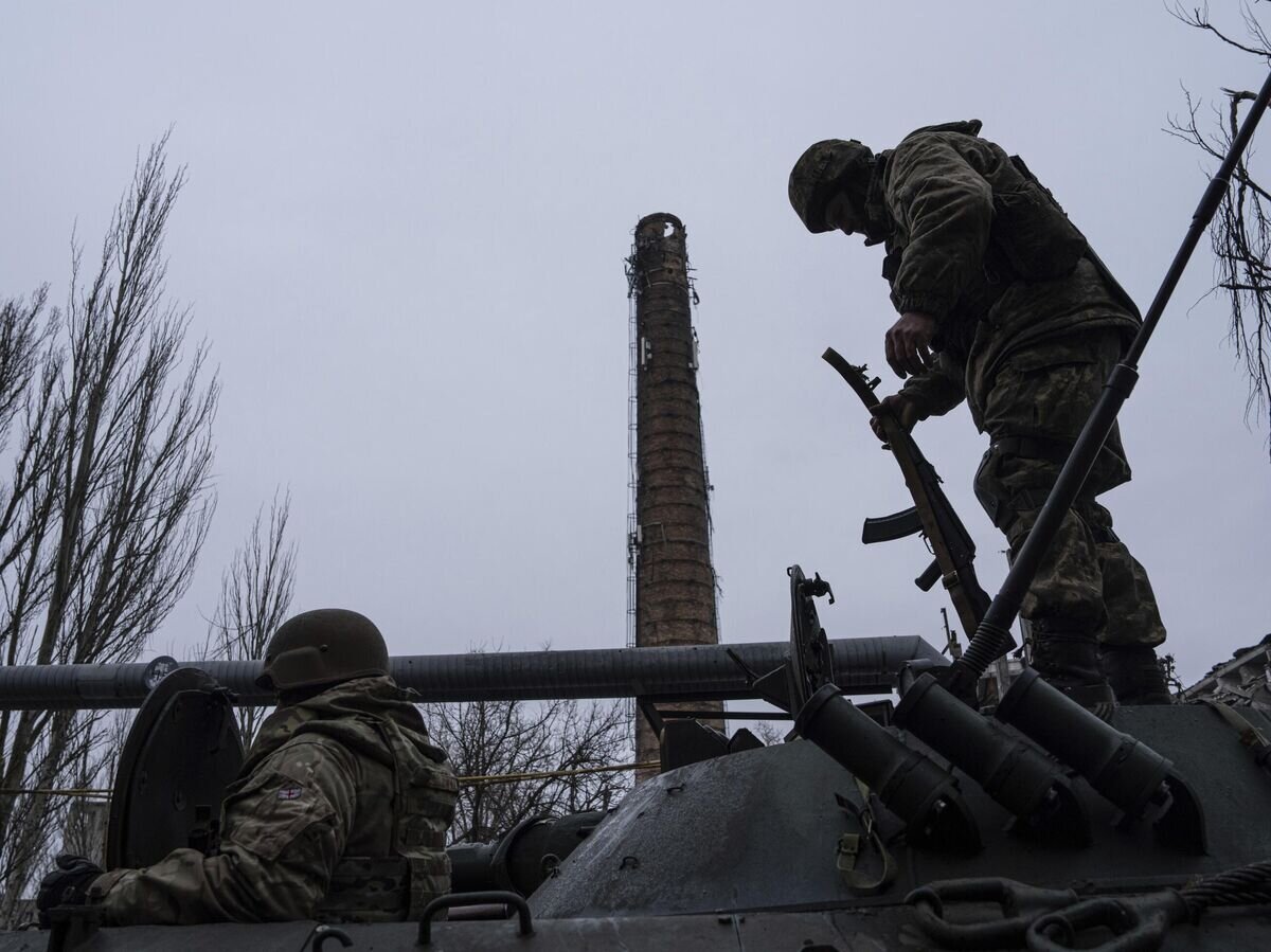    Украинские военнослужащие в Угледаре© AP Photo / Evgeniy Maloletka