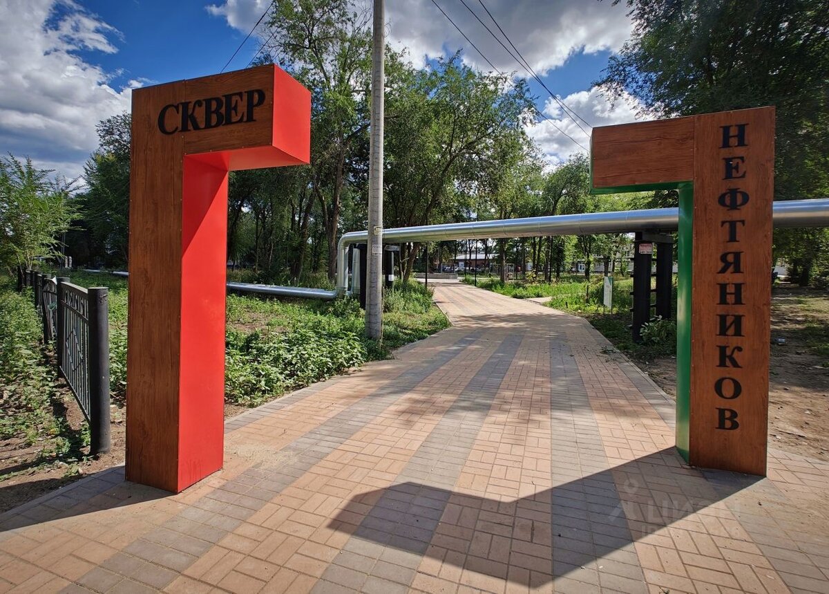 Вот так сейчас выглядит вход в наш сквер. 