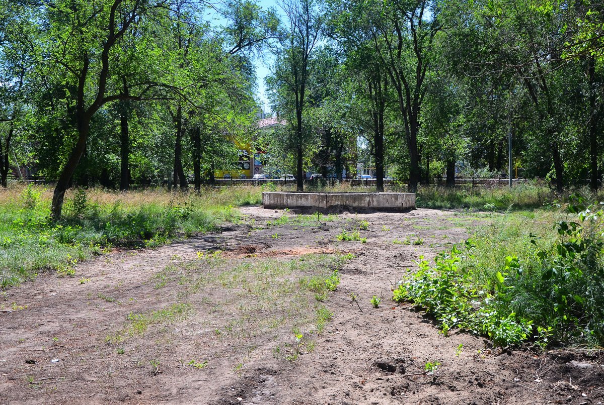 Так выглядел центр сквера до восстановления. Фонтан