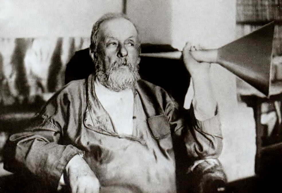 Константин Эдуардович Циолковский со слуховой трубой собственного изобретения. Источник - happy-laser.ru