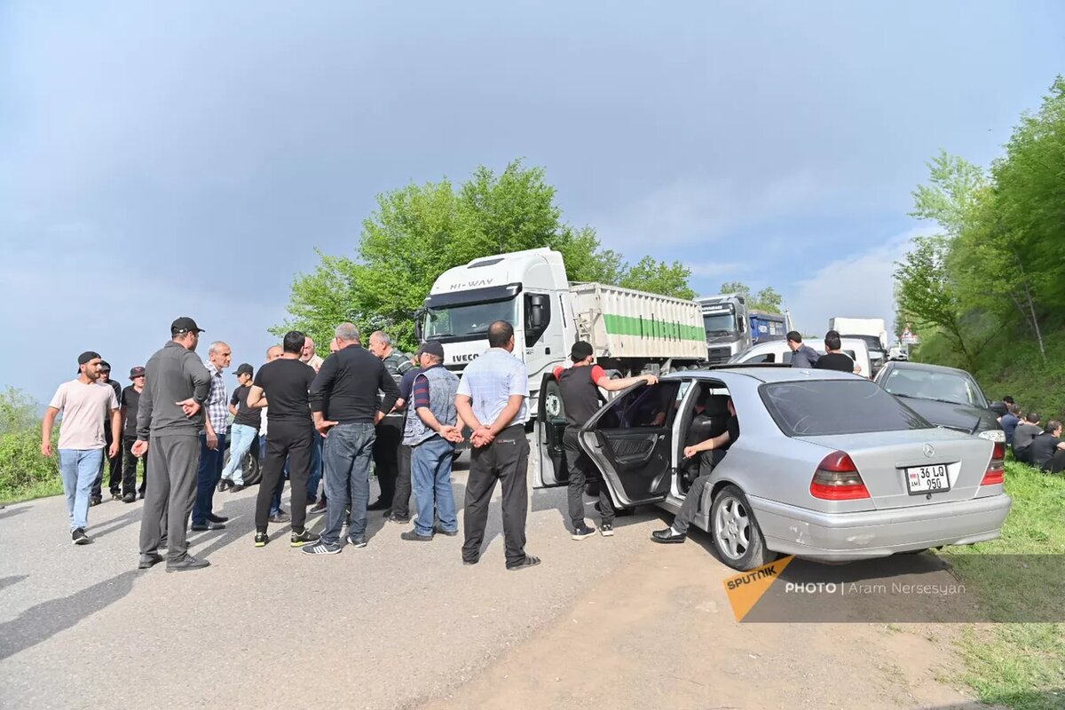 Блокировка дорог в Тавуше: рейсовый минивэн Ереван-Тбилиси застрял в пути |  Sputnik Армения | Дзен