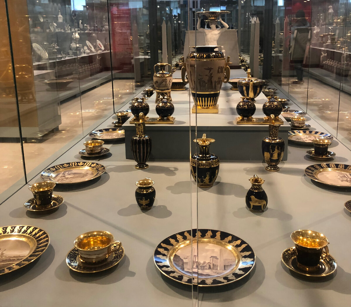 По своему назначению делится на две части: десертную и набор для завтрака,чая и кофе- кабаре.