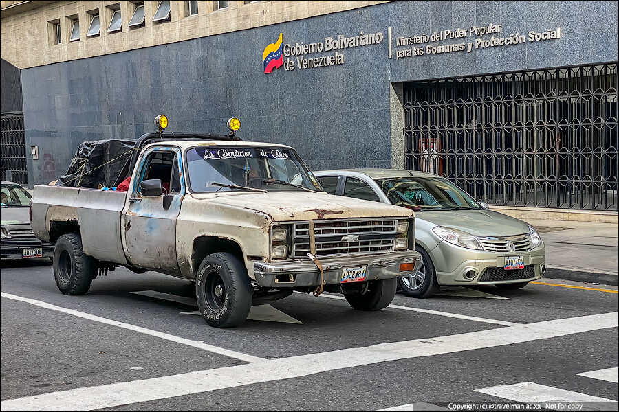Если вы любите необычные и редкие машины не в музейной обстановке, а реальной уличной жизни, тогда вам точно в эту публикацию. Ну или своими глазами увидеть, съездив в Венесуэлу.-2