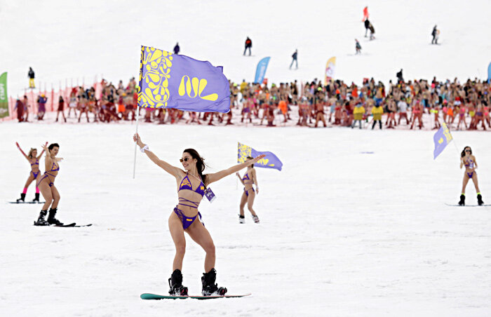 Спуск в купальниках открывали участницы конкурса «Мисс Шерегеш» / Фото: Станислав Попов, видео: Вадим Махоров