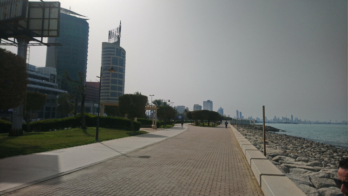 Набережная в районе Салмия, Кувейт (фото из личного архива, 2019 год)